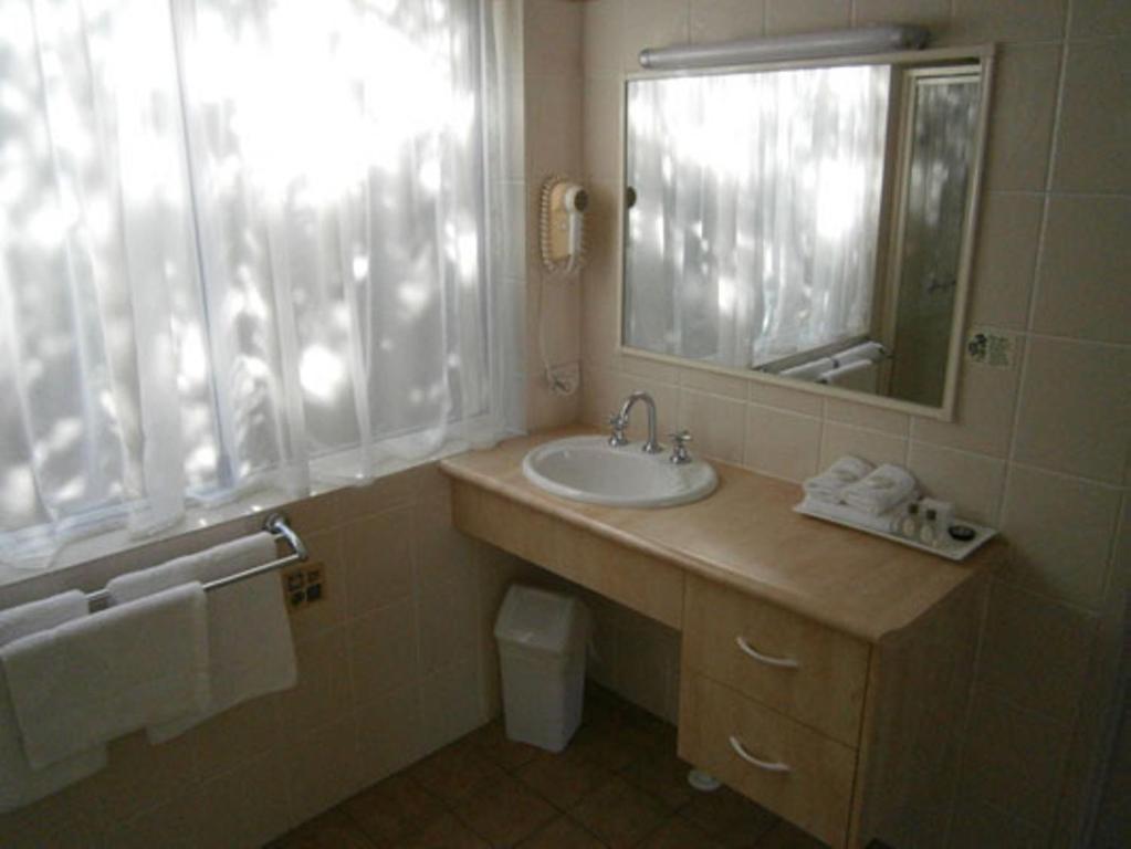George Bass Motor Inn Nowra Room photo